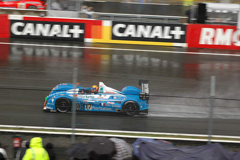 Le Mans 2007 sluttede i regnvejr, og her er Pescarolo bilen stadig med.
(Foto: Motorsporten.dk)